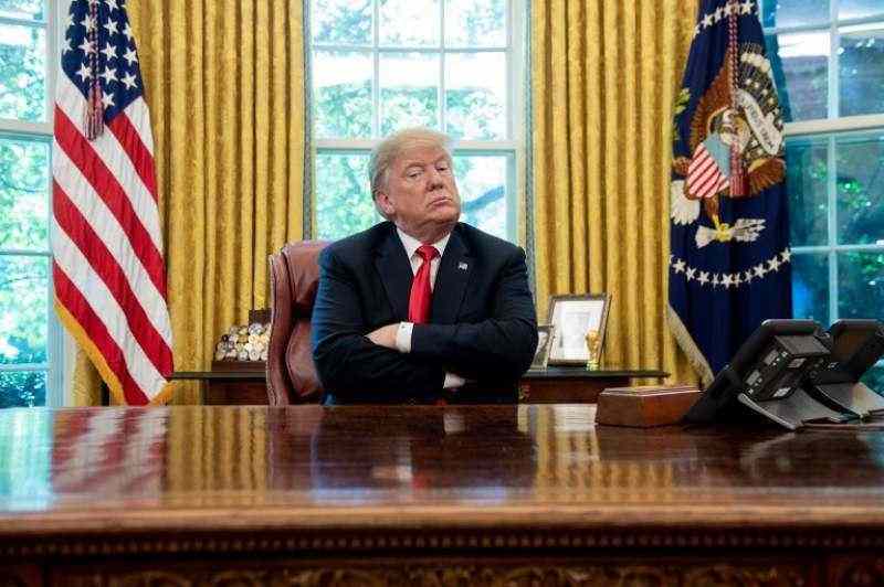 Trump dice que elevar las tasas de la Fed fue un error