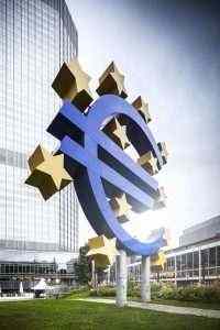 Acciones europeas suben pulgadas antes de la reunión del BCE
