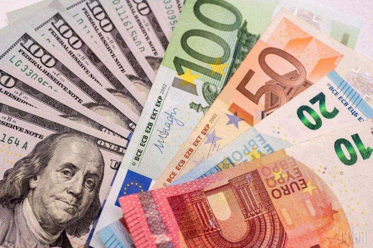 El dólar y el euro negocian con cautela antes del discurso clave de la Fed