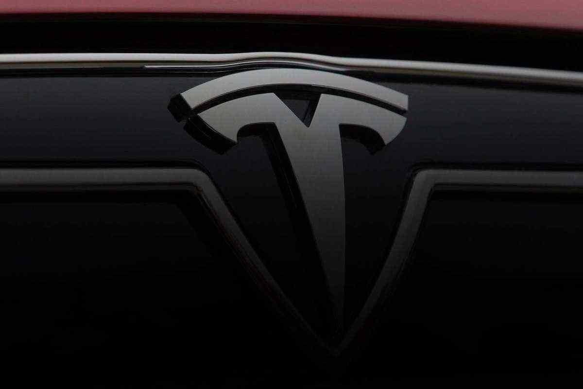 Las crecientes acciones de Tesla alcanzan los $ 2,000