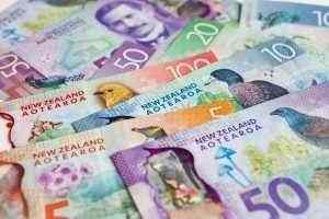 El dólar cae, el kiwi se queda atrás mientras las monedas más riesgosas ganan