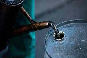 El petróleo se desliza por el resurgimiento del COVID-19