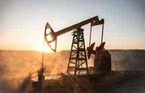 El petróleo cae un 4% por las preocupaciones de la demanda de combustible