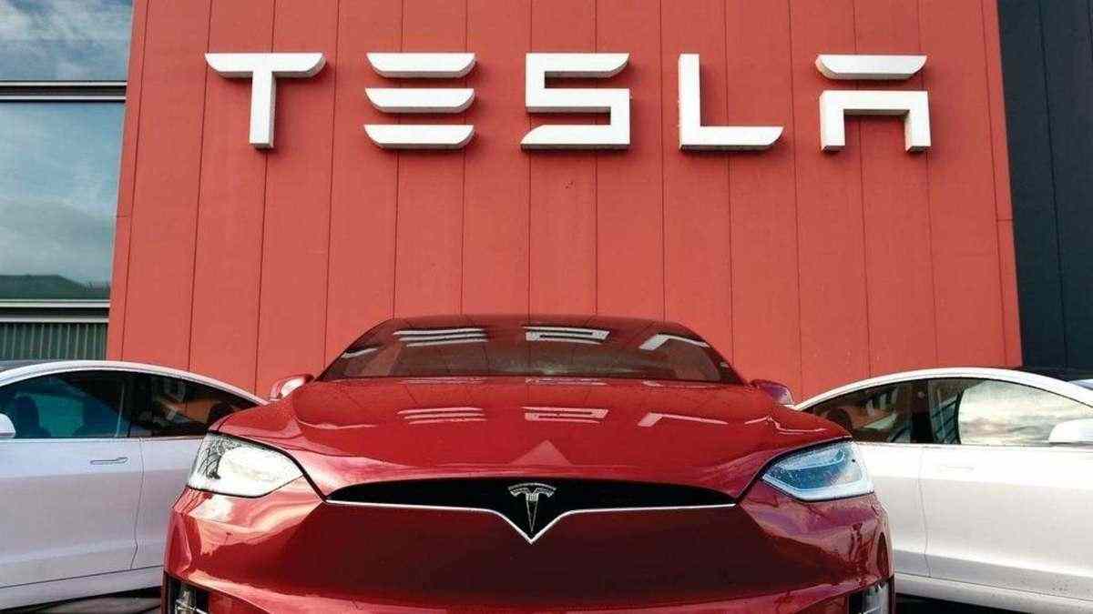 Tesla cae un 6,5% en el debut del S&P 500