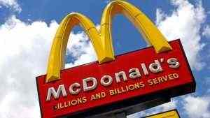 Чистая прибыль McDonald“s во II квартале упала в 3 раза