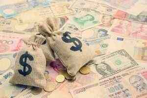 Доллар дешевеет к большинству мировых валют на фоне роста аппетита к риску