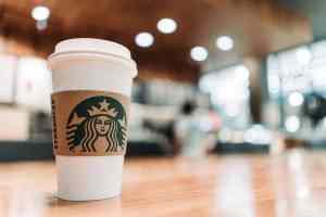 Прибыль компании Starbucks в первом финансовом квартале рухнула на 30%