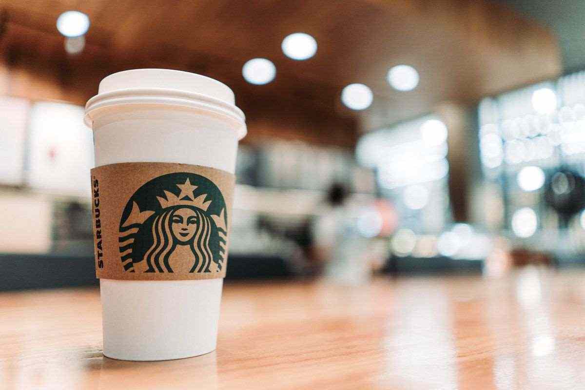 Прибыль компании Starbucks в первом финансовом квартале рухнула на 30%