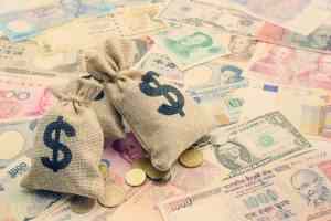 Доллар США дешевеет относительно евро и фунта стерлингов