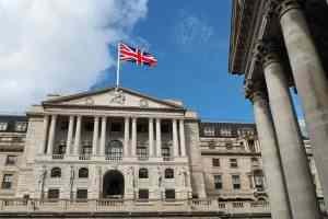 Банк Англии оставил базовую ставку без изменений