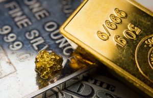 Цена золота снижается после значительного роста накануне