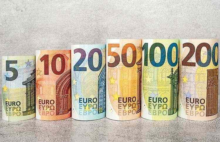 Euro underperforms on frail market sentiment, Aussie dollar suffers on data forecast