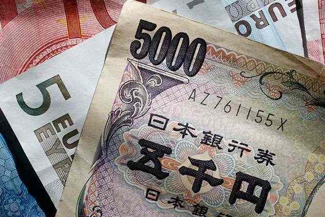 Euro slips on weak economic growth, yen stable despite weak Japan GDP