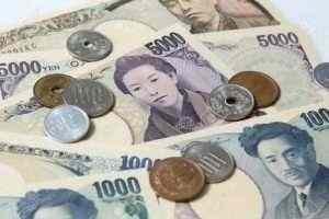 Yen gains on nCoV concerns, frail economic outlook drags euro