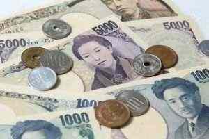 Yen gains on nCoV concerns, frail economic outlook drags euro