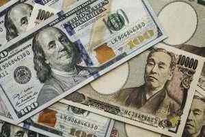 Dollar, yen gain as investors turn to safety amid pandemic