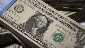 Dollar advances as virus crisis prompts investors to seek cash