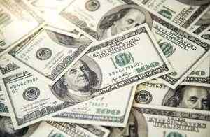 Dollar steadies as investors brace for global economic contraction