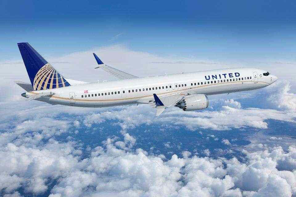 United Airlines plans to cut 30% of workforce in October, brace pilots for changes too