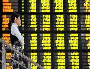 Asian stocks mixed as data casts gloomy outlook