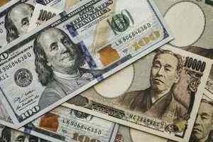 Dollar and yen rise on risk-off mood due to virus and economic worries