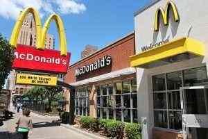 McDonald’s halts U.S. resumption of dine-in services for 21 days