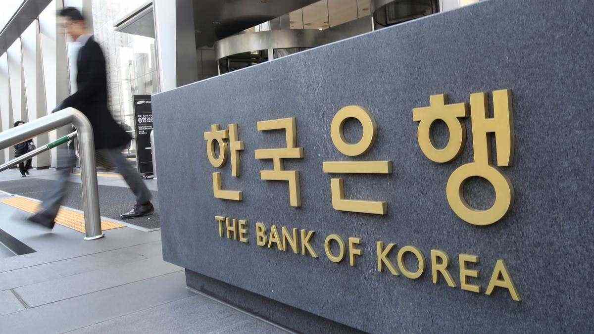 Bank of Korea steadies rate, trims GDP forecast amid virus surge