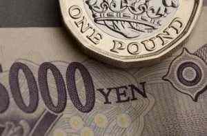 Pound under pressure amid Brexit fears, yen investors await PM vote