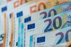 Dollar, pound wobble as investors eye Brussels, U.S. stimulus