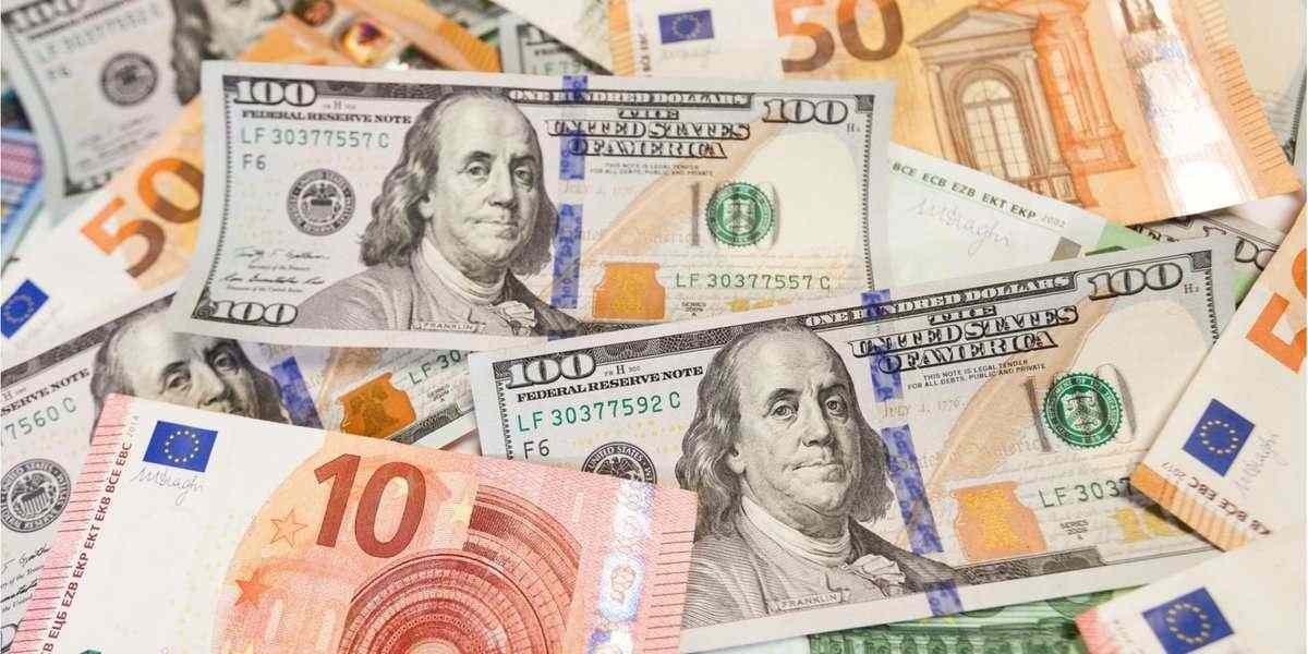 Dollar hovers near two-and-half year low, investors eye Brexit talks