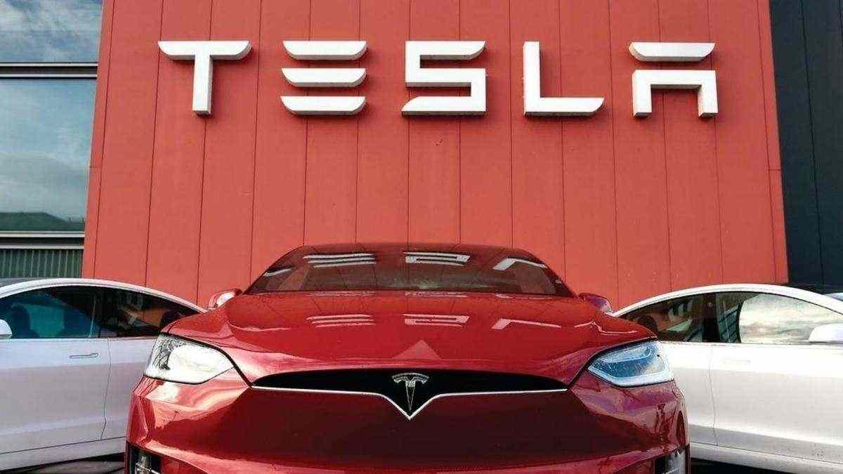 Tesla drops 6.5% from record high in S&P 500 debut