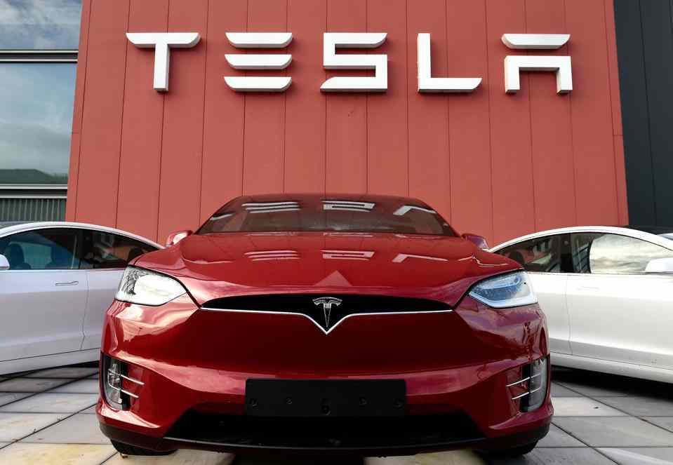 Tesla shares reach historic intraday record in a year