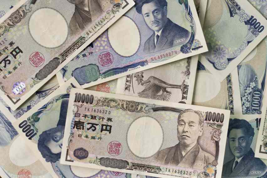 Yen hits low ground; Asian shares drop on surging bond yields