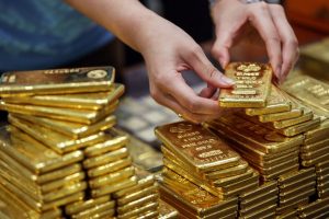 Gold higher, steadies above $1,900-mark over mixed Chinese data