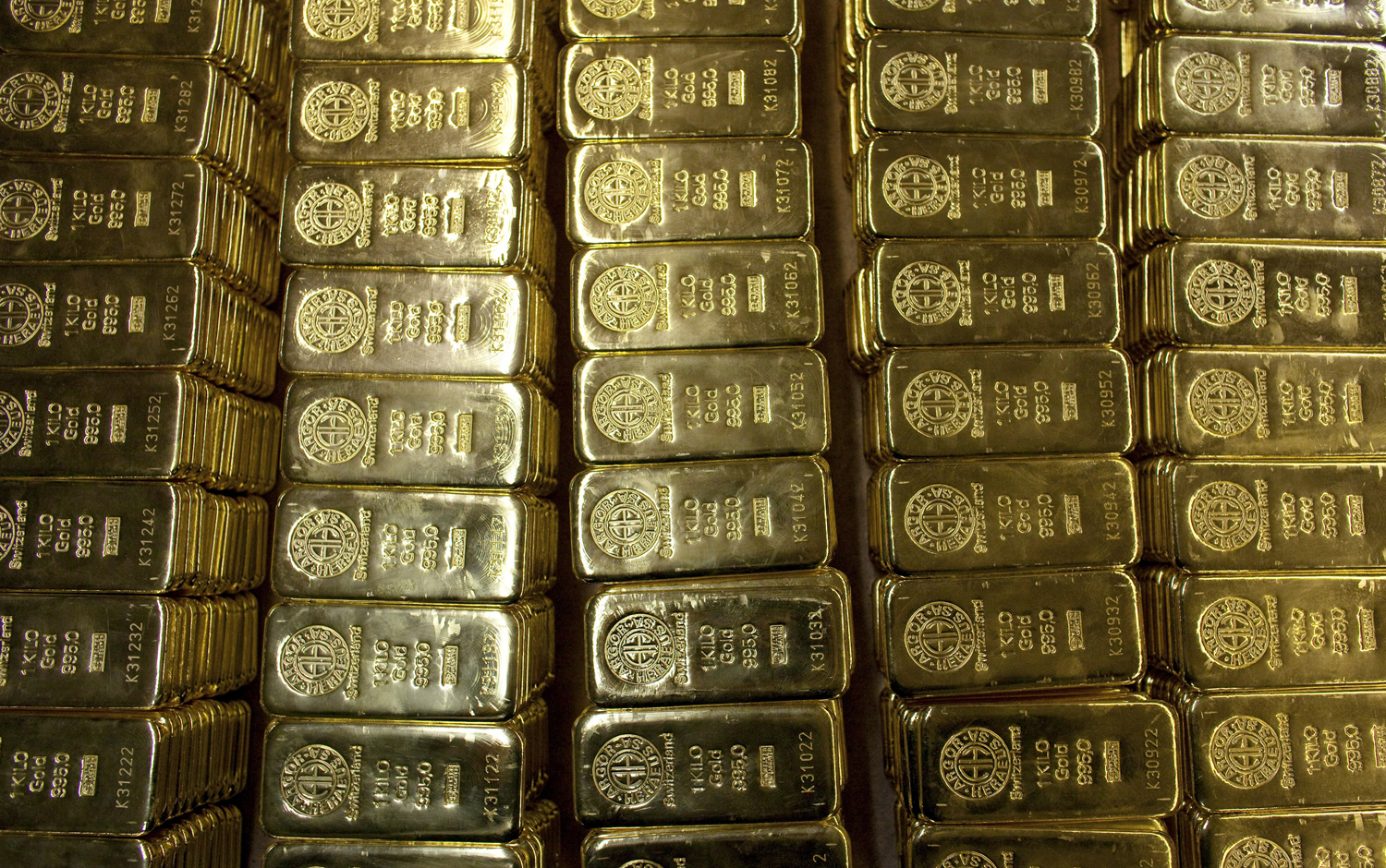 Gold stumbles as investors anticipate Fed policy decision